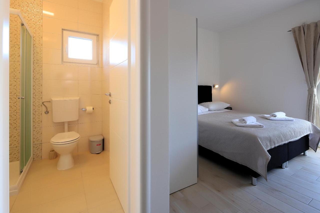 Apartments Lola Novalja Ngoại thất bức ảnh