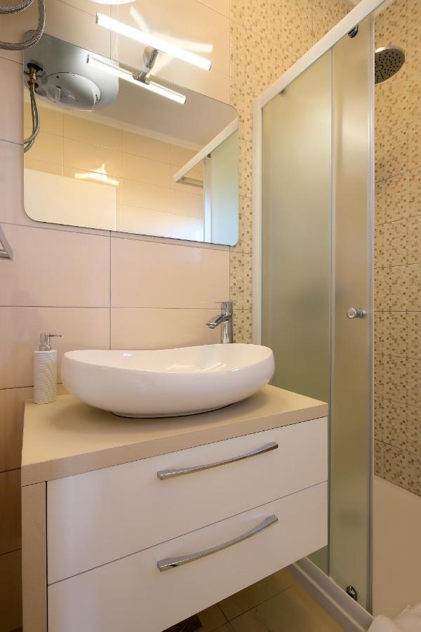 Apartments Lola Novalja Ngoại thất bức ảnh