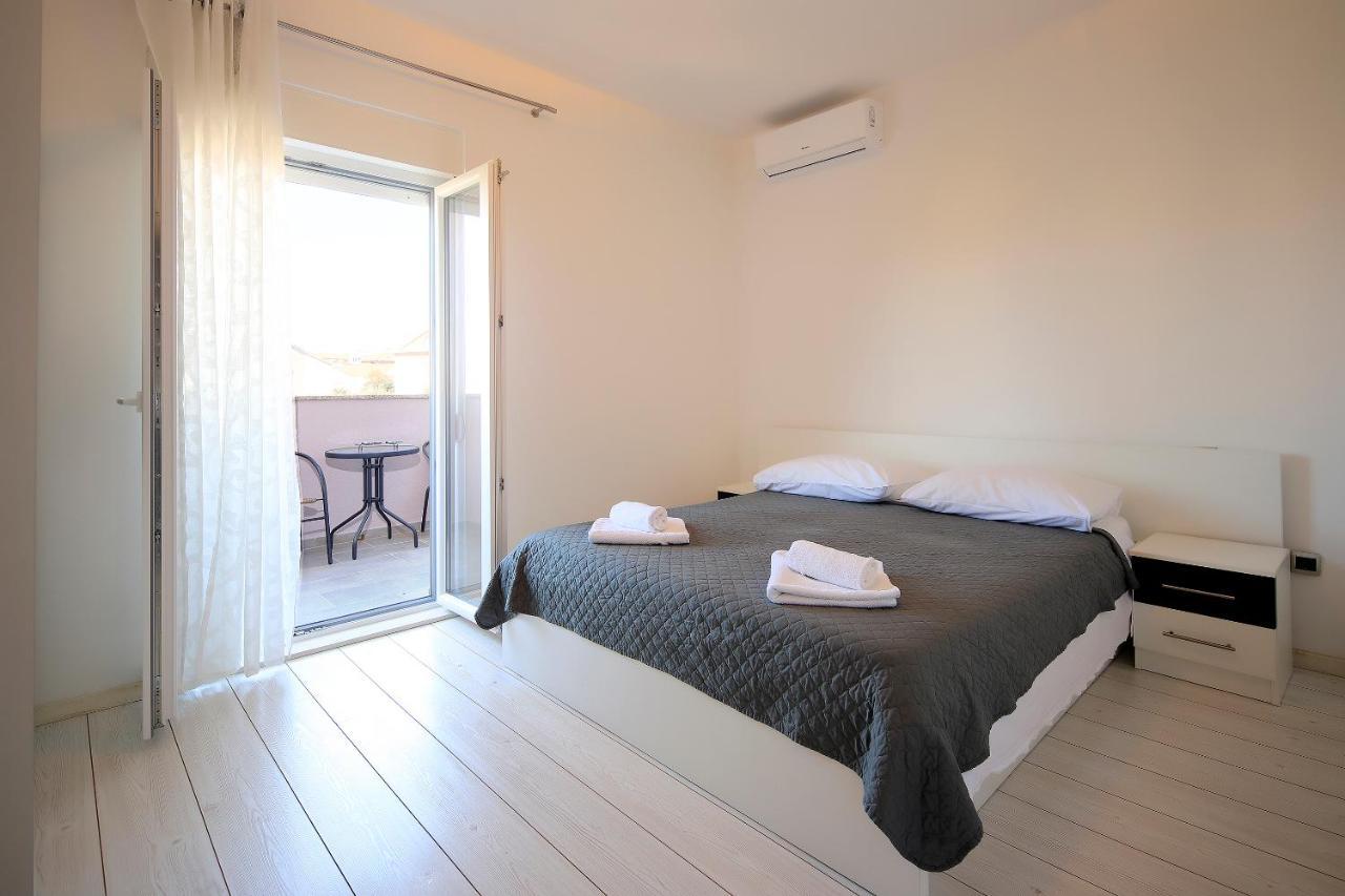 Apartments Lola Novalja Ngoại thất bức ảnh